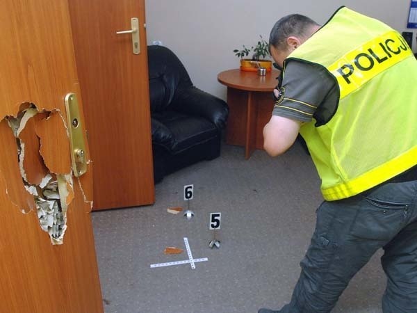 Policyjny technik w biurze ministra Stanisława Gawłowskiego.