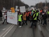 Protest mieszkańców ulicy Sukowskiej w Kielcach. We wtorek w godzinach szczytu zablokowali ulicę Ściegiennego. Korki były gigantyczne (zdjęcia)