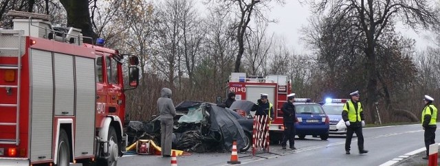 Audi wypadło w drogi i uderzyło w drzewo. Kierowca zginął.