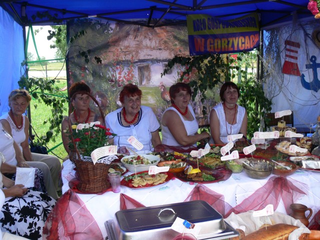 Swoje produkty z ryb i nie tylko, na pikniku w Motyczu promowały między innymi panie z Koła Gospodyń Wiejskich w Gorzycach