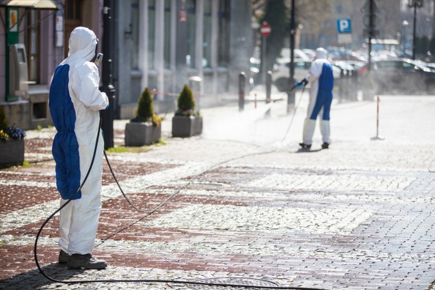 W Bielsku-Białej trwa wielka dezynfekcja chodników, przejść podziemnych i placów 