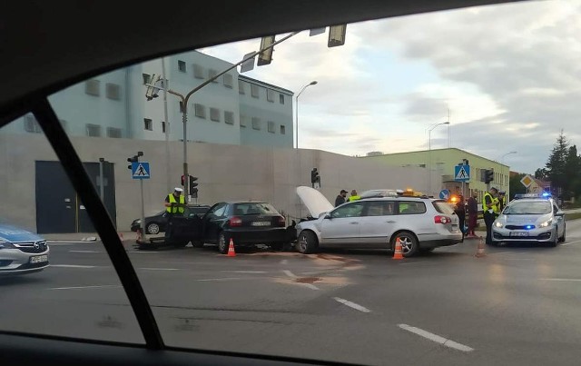 W środę, 18 sierpnia przed godz. 18.30 doszło do groźnej kolizji trzech aut na skrzyżowaniu ulic Łużyckiej, Dąbrówki i Długiej.Ford, audi i volkswagen zostały mocno rozbite. – Wygląda to na poważny wypadek – relacjonowali nam Czytelnicy. – Na szczęście, to tylko kolizja – informują zielonogórscy strażacy. Czytaj także: Korytarz życia na drodze. Jak go utworzyć? Wystarczy przestrzegać kilku zasad!Wideo: Jak się zachować, kiedy jesteśmy świadkami wypadku?źródło: Dzień Dobry TVN/x-news