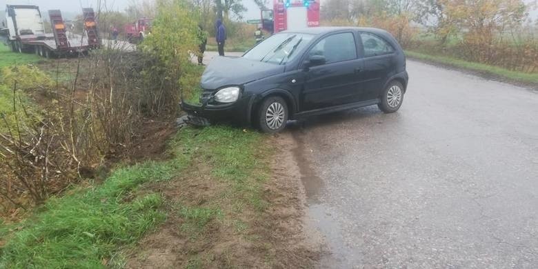 Tyniewicze Duże. Wypadek na DW 684. Opel corsa zderzył się z ciężarówką (zdjęcia)