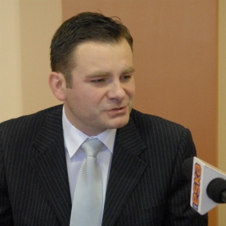 Dariusz Lesicki ma 35 lat. Członek SLD. Aktualnie ciągle jest jeszcze dyrektorem marketingu i promocji Kostrzyńsko - Słubickiej Specjalnej Strefy Ekonomicznej S.A. Odpowiadał za pozyskiwanie inwestorów (rynki azjatyckie i europejskie) oraz centrum ich obsługi.