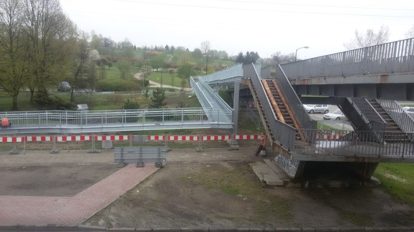 Sosnowiec: kończy się montaż podjazdów przy kładce na Środuli ZDJĘCIA