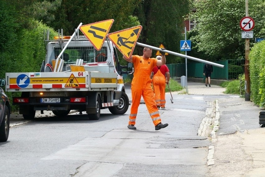 Wrocław: Studzienka kanalizacyjna pękła pod przejeżdżającym autem [ZDJĘCIA]