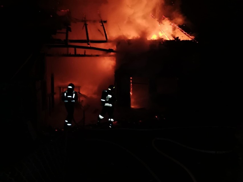 Pożar w Stojanowicach w gminie Bejsce. Strażacy wynieśli z domu zwęglone zwłoki