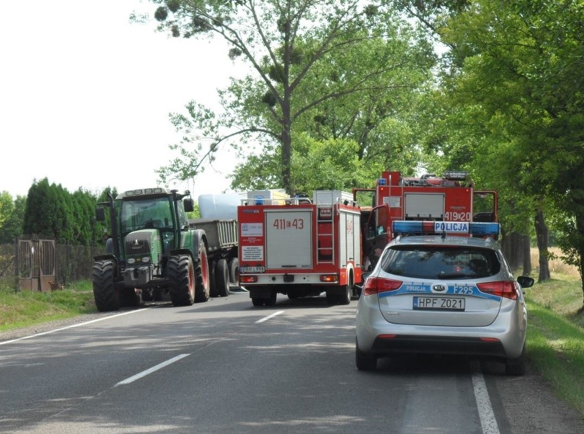 Wypadek w Rogowie. Ciągnik zderzył się z renault