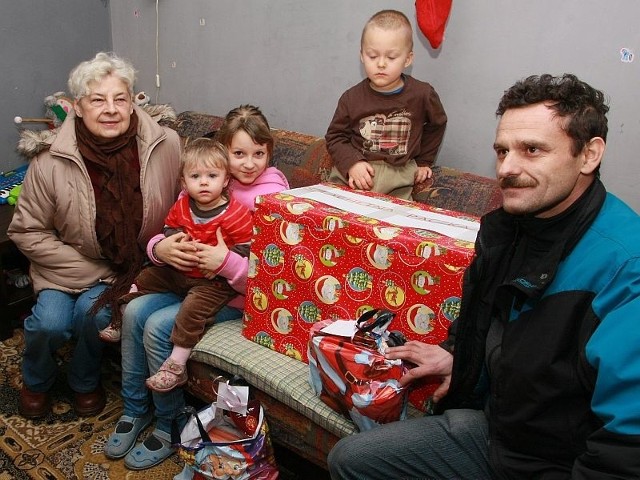 Paczka z wiktuałami i słodyczami ucieszyła dziś 11-letnią Natalię i jej młodsze rodzeństwo - trzyletniego Seweryna i roczna Grację. Paczkę przywieźli im Maria Kijak i Krzysztof Kochan.