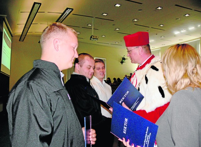 Rektor dr Paweł Maciaszczyk podczas inauguracji podziękował studentom i opiekunom za działalność społeczną  i sportową.