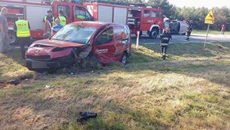 Wypadek miał miejsce na drodze krajowej nr 6 między Płotami a Rymaniem.