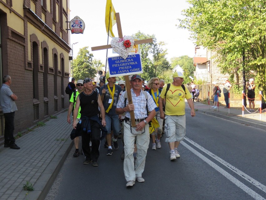 Gliwicka Piesza Pielgrzymka na Jasną Górę 2015: Pielgrzymi wyruszyli z Tworoga [ZDJĘCIA, WIDEO]