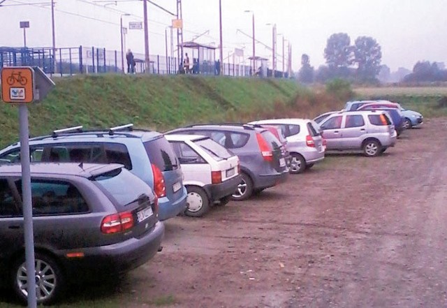 Parking przy krzemienickiej stacji pozostawia wiele do życzenia. Po opadach deszczu tworzą się kałuże, błoto.