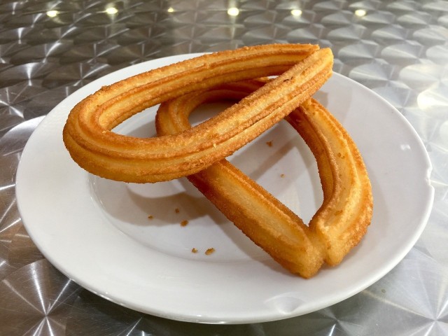 Churros to hiszpański przysmak, w Polsce dość mało popularny. Może zastąpić pączki w tłusty czwartek.