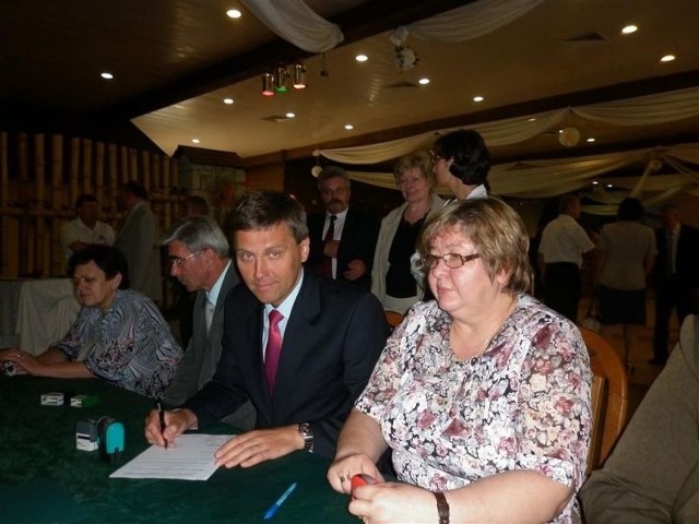 Artur Szewczyk, wójt gminy Ciepielów i skarbnik Grażyny Szczodra podczas podpisania umowy na przekazanie dotacji.