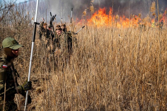 Pożar w Biebrzańskim Parku Narodowym wciąż jest gaszony. W akcji gaśniczej bierze udział niemal 500 osób.
