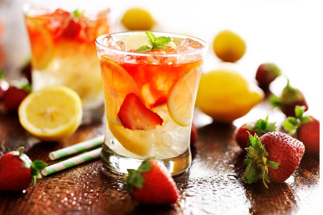 Lemoniada truskawkowa to aromatyczny napój, który można przygotować z sezonowych owoców i ziół. Kliknij w obrazek, aby zobaczyć składniki potrzebne do zrobienia lemoniady.