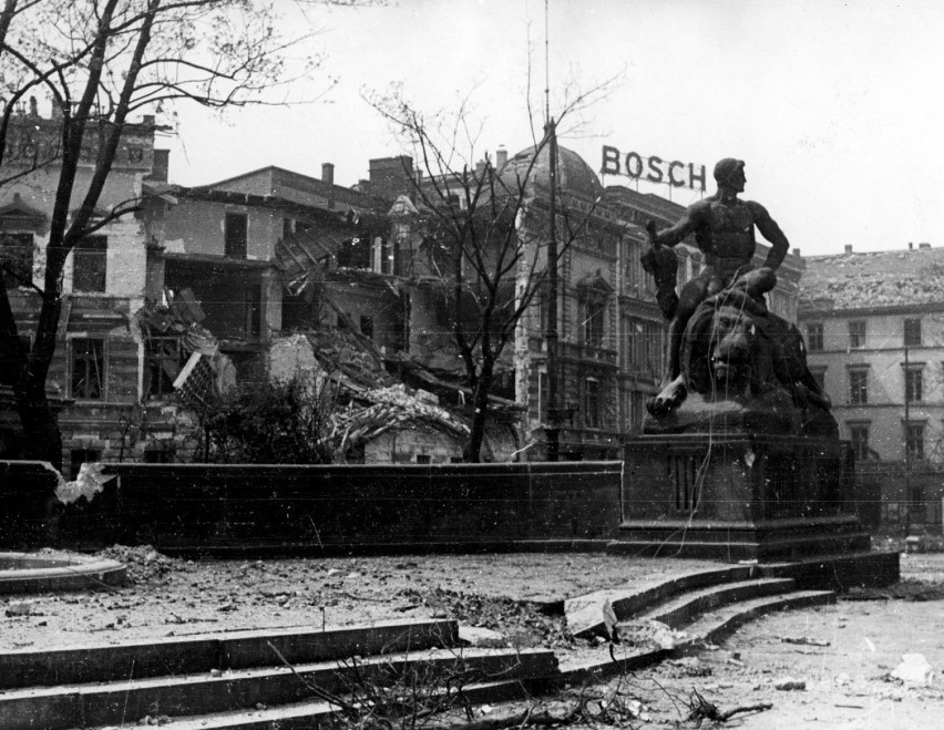 Plac Jana Pawła II, 1945 rok...