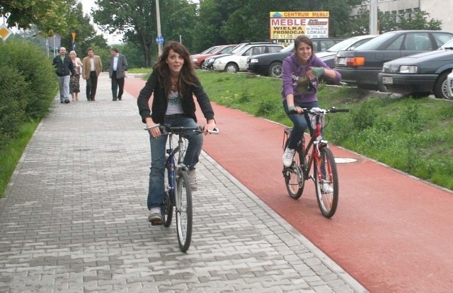 Wyremontowana aleja Grzecznarowskiego bardzo przypadła do gustu rowerzystom. - Nareszcie jest ścieżka - cieszą się Amanda (z lewej) i Ola.