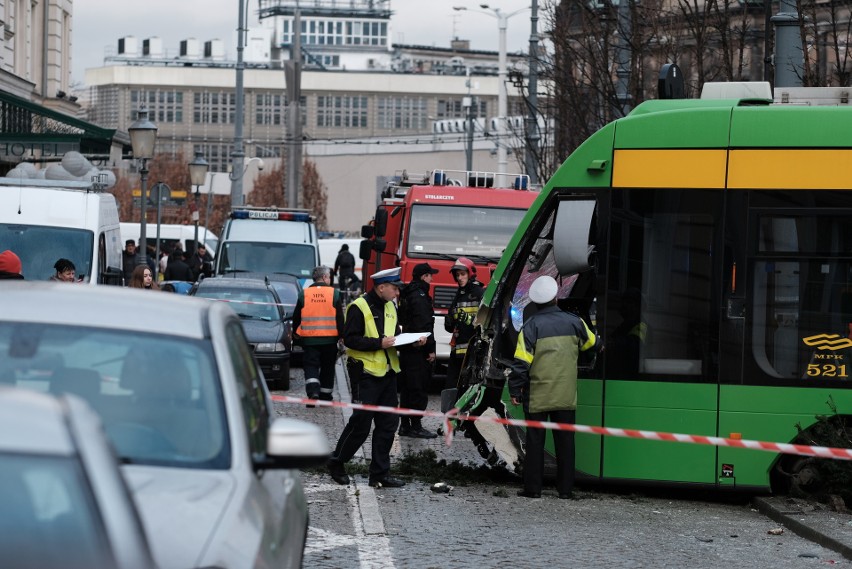 Marcinkowskiego: Groźny wypadek w centrum. Tramwaj wbił się...