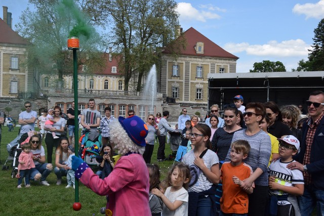 Dzieci z rodzicami i babciami bawiły się na podzamczu