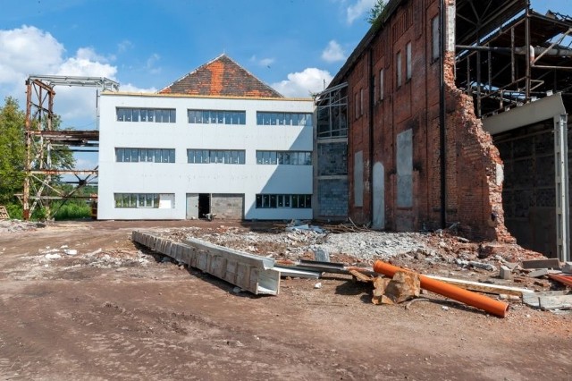 Trwają prace na terenie dawnej kopalni węgla kamiennego „Rozbark” w Bytomiu. To właśnie w tym miejscu powstanie Centrum Sportów Wspinaczkowych i Siłowych. Zobacz kolejne zdjęcia. Przesuwaj zdjęcia w prawo - naciśnij strzałkę lub przycisk NASTĘPNE >>>