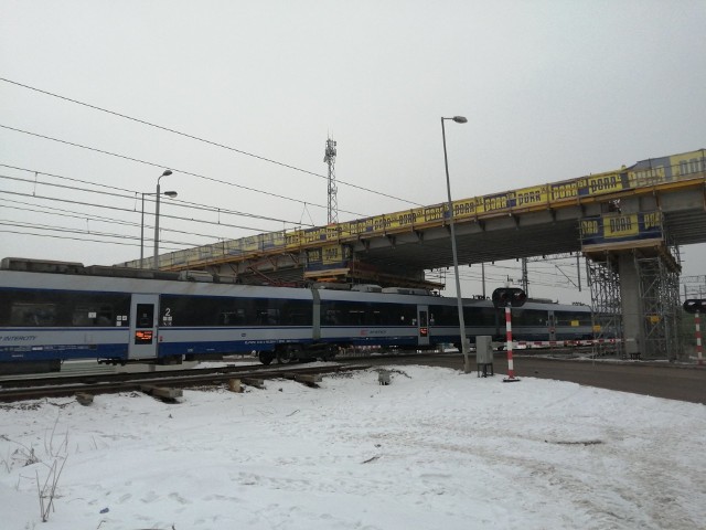 Inwestycje realizowane przez PKP Polskie Linie Kolejowe S.A. zwiększą bezpieczeństwo i sprawność w ruchu kolejowym i drogowym na trasie Warszawa – Białystok (Rail Baltica).