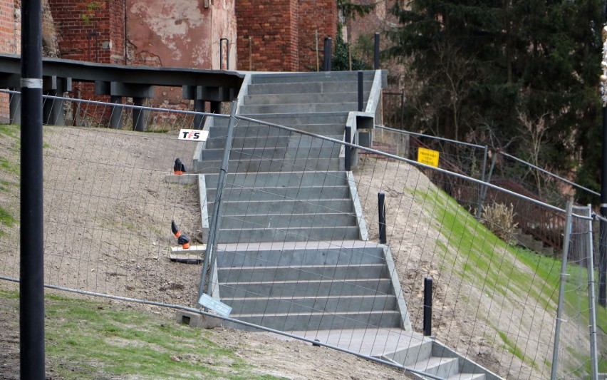 Przy schodach prowadzących do spichlerza Muzeum Handlu Wiślanego "Flis" w Grudziądzu zdemontowano barierki 