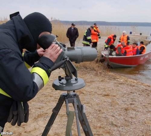 Ekipa poszukiwawcza rusza na wodę, a strażacy próbowali przez lornetki dojrzeć gdzieś ciała mężczyzn.
