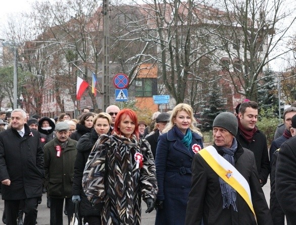 Msza św. w intencji Ojczyzny odprawiona w Katedrze Łomżyńskiej, uroczysty przemarsz ulicami miasta oraz symboliczne złożenie kwiatów pod tablicą ku czci Leona Kaliwody – to najważniejsze wydarzenia łomżyńskich obchodów 98. rocznicy odzyskania niepodległości przez Polskę. W mieście nie brakowało także licznych imprez towarzyszących. W uroczystościach wzięli udział m.in. prezydent Łomży Mariusz Chrzanowski, zastępca prezydenta Agnieszka Muzyk oraz posłowie Lech Kołakowski i Bernadeta Krynicka.