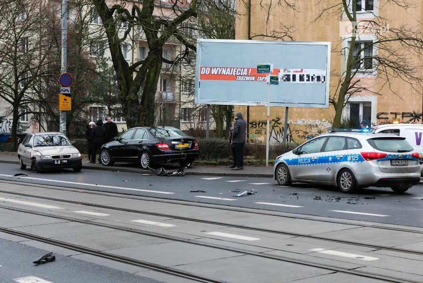 Kolizja trzech aut na ul. Mickiewicza w Szczecinie [ZDJĘCIA]