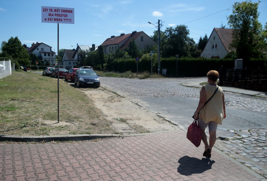 Mieszkańcy walczą o budowę chodników na szczecińskich Gumieńcach. "To dla nas bardzo ważne"