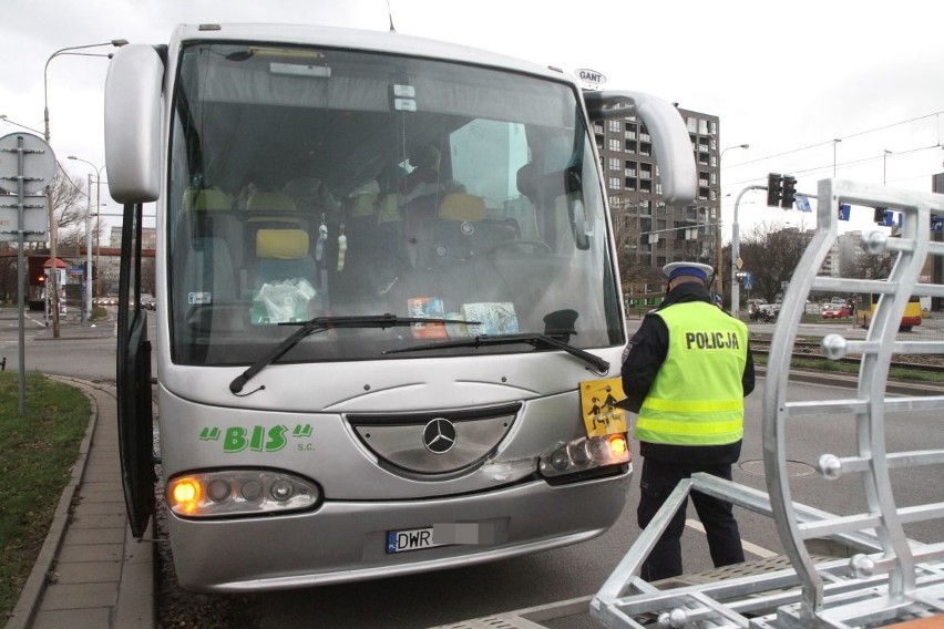 Wypadek autobusu z dziećmi. Dwie osoby w szpitalu 