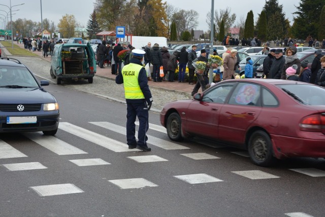 Do środy w trakcie akcji "Znicz", policjanci z Suwałk skontrolowali 330 pojazdów. 228 osobom nałożono mandaty karne, przede wszystkim za rozwijanie nadmiernych prędkości. 54 osoby pouczono, w tym 23 pieszych, głównie za przechodzenie w miejscu niedozwolonym. Na terenie powiatu suwalskiego doszło do 35 zdarzeń drogowych, w trakcie których nikt nie doznał poważniejszych obrażeń. Zatrzymano dwóch nietrzeźwych kierujących.