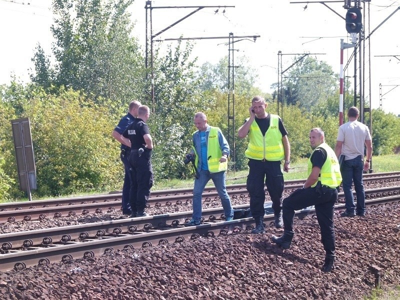 Śmiertelny wypadek w Łowiczu. Mężczyzna przejechany przez pociąg [ZDJĘCIA]