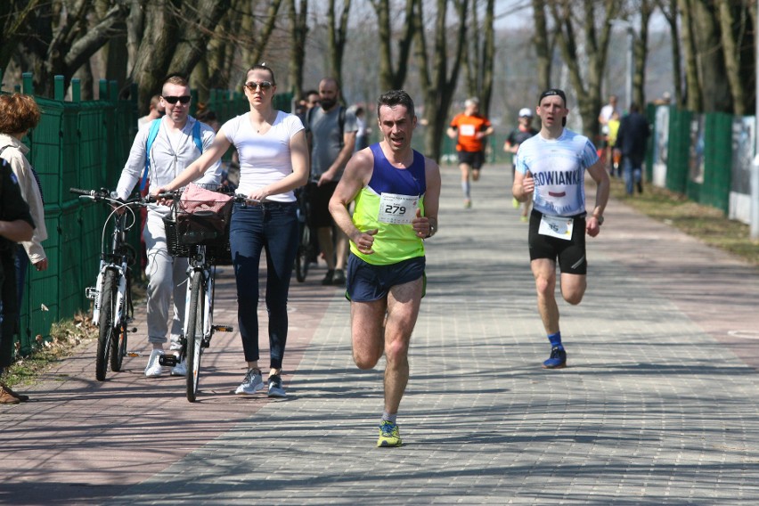 Biegli w niedzielę nad Zalewem Zemborzyckiem. To ostatni bieg z cyklu "Cztery Dychy do Maratonu" [DUŻO ZDJĘĆ]