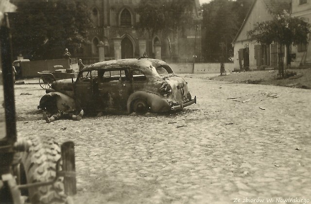 Przy spalonym samochodzie zabity serią oddaną z samochodu pancernego polski oficer. Był to prawdopodobnie major Leonard Tomaszewski z Lublina, kt&oacute;ry poszukując swojego oddziału dołączył do 55. dywizji piechoty. W wyniku ostrzału zginął r&oacute;wnież jego kierowca oraz żołnierz pilnujący tabor&oacute;w.