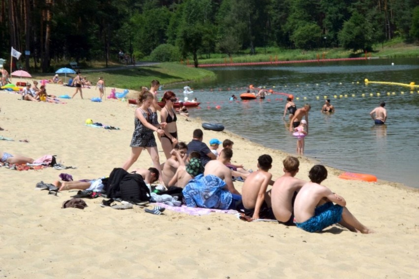 Andrzejówka koło Chmielnika kusi w upalne dni. Zobacz na zdjęciach, jak nad zalewem wypoczywają plażowicze