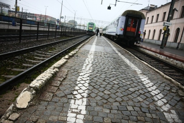 Gdy gruchnęła wieść, że spółka PKP zamierza zlikwidować aż cztery z dziewięciu par pociągów z Białegostoku do stolicy, w obronie połączeń stanęły zgodnie wszystkie lokalne środowiska