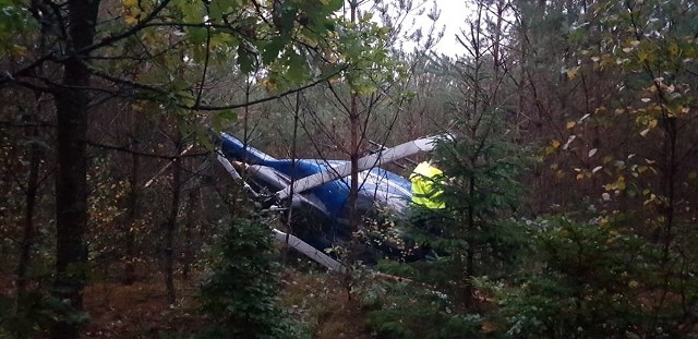 W Lesie pomiędzy Białogardem a Dobrowem rozbił się prywatny śmigłowiec. Na miejscu jest policja, było także pogotowie. Teren zabezpiecza straż pożarna. Wypadek bada Państwowa Komisja Badania Wypadków Lotniczych. Dwie osoby które podróżowały śmigłowcem przeżyły katastrofę. 