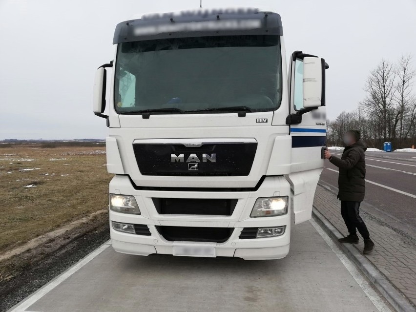 Prowadził 40-tonowego tira bez prawa jazdy. Ukraiński obywatel „na pace” miał niezabezpieczony ładunek