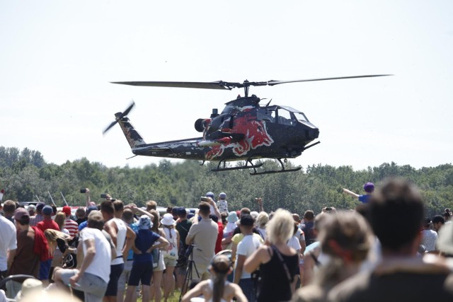 Piknik lotniczy w Katowicach na Muchowcu. W programie wydarzenia są m.in. pokazy akrobacji powietrznych, przeloty zabytkowych samolotów, inscenizacje walk i pokaz sprzętu wojskowego.Zobacz kolejne zdjęcia. Przesuwaj zdjęcia w prawo - naciśnij strzałkę lub przycisk NASTĘPNE