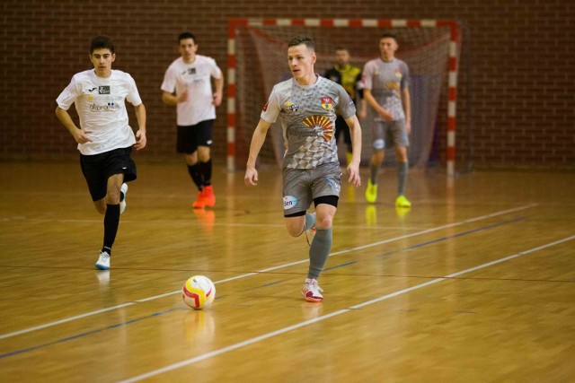Futsaliści Heliosa (szare stroje) w rundzie jesiennej jeszcze nie przegrali i pną się w tabeli pierwszej ligi