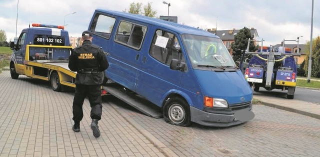 Ford stał na „kapciu”, pootwierany. W środku ktoś urządził sobie... składzik materiałów budowlanych. Mieszkańcy zawiadomili Straż Miejską.