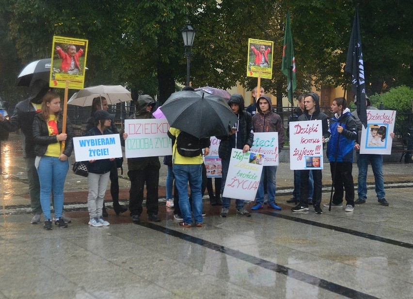 Protesty zwolenników i przeciwników zaostrzenia ustawy aborcyjnej w Radomiu