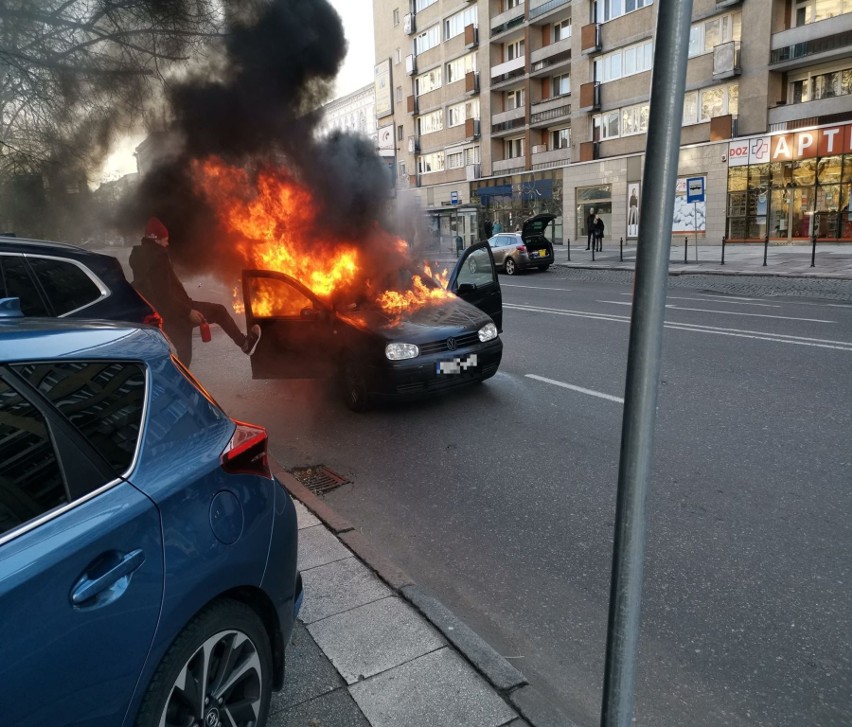 Pożar na Wojska Polskiego w Szczecinie. Samochód stanął w ogniu [ZDJĘCIA, WIDEO]