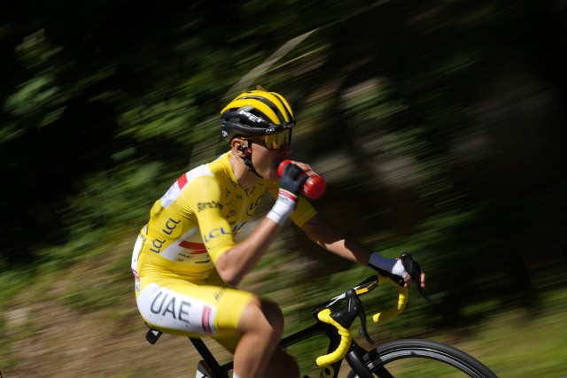 Słoweniec Tadej Pogacar w drodze po sukces końcowy kolarskiego Tour de France