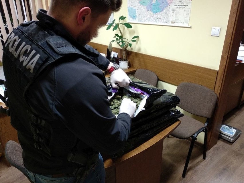 Gigantyczny skład narkotyków w Starachowicach odkryli policjanci z Kielc. Zatrzymali trzech mężczyzn 