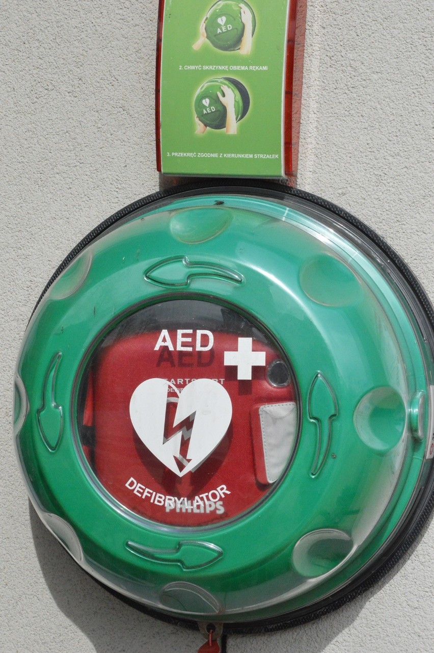 Defibrylator AED na Zarabiu (przy wejściu do hali...
