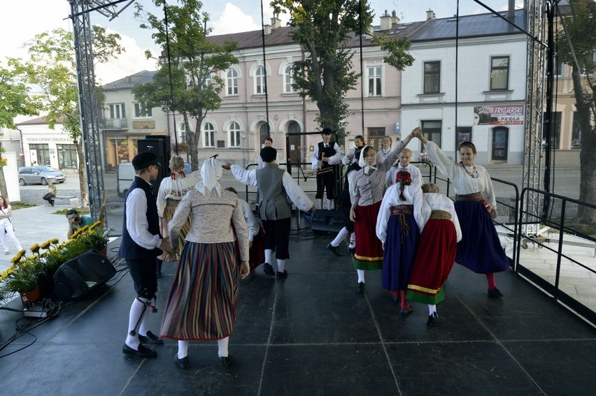 Biecz. Święto Dzieci Gór zagościło na bieckim rynku. Mali artyści roztańczyli miasto [ZDJĘCIA]